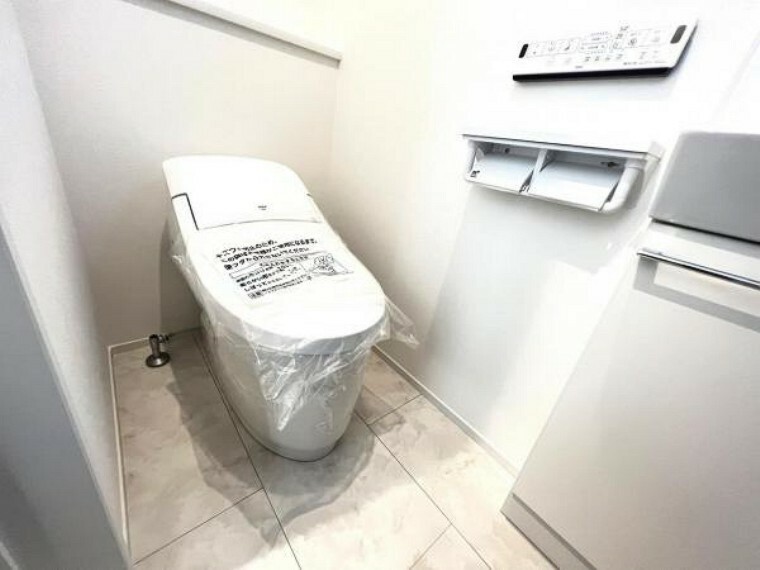 トイレ 温水洗浄機能付き便座を採用したトイレ。