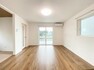 居間・リビング 南向きで穏やかな光に包まれるリビングは、隣接する和室とつなげて広くお使い頂くことも可能です！