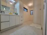 脱衣場 ホワイトカラーでコーディネートした洗面室は明るく清潔感のある空間ですよ！