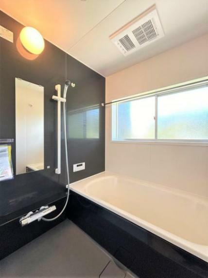 浴室 【リフォーム後】ハウステック製の新品のユニットバスに交換しました。足を伸ばせる1坪サイズの広々とした浴槽で、1日の疲れをゆっくり癒すことができますよ。