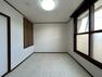 洋室 【2階洋室】東側の洋室です。床・天井・壁をキレイに仕上げ、白いクロスとクッションフロアを使用しました。