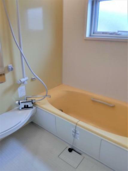 浴室 【リフォーム済写真】ユニットバスは追焚機能つきです。鏡や水栓金具を交換致しました。