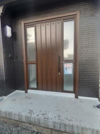 玄関 【リフォーム済写真】玄関ドアは北海道にふさわしい寒冷地用の玄関ドアに交換致しました。