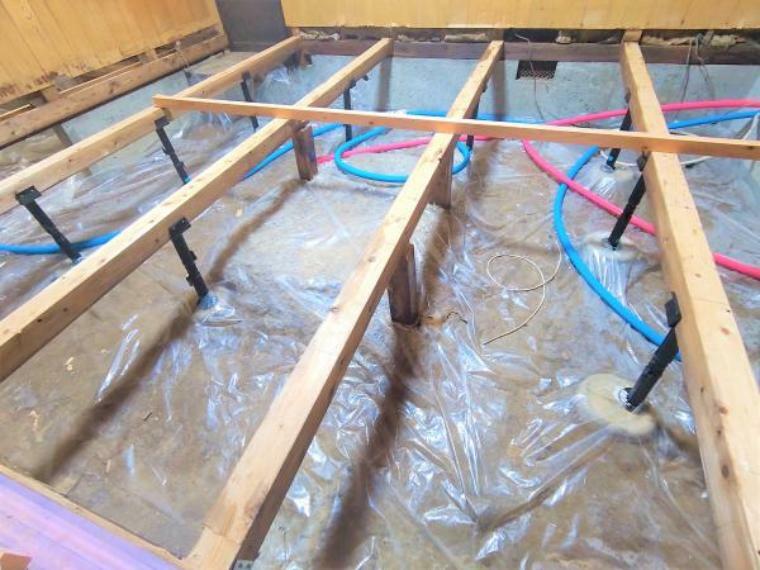 構造・工法・仕様 【床下/リフォーム済】床を剥いで床組みからやり直しました。湿気に強いプラ束へ交換。防湿シートも敷きました。断熱材を敷き込んであります。