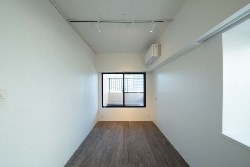 洋室 約4.1帖の空間には自動のロールスクリーンとギャラリー仕様のライティングレールを設置。
