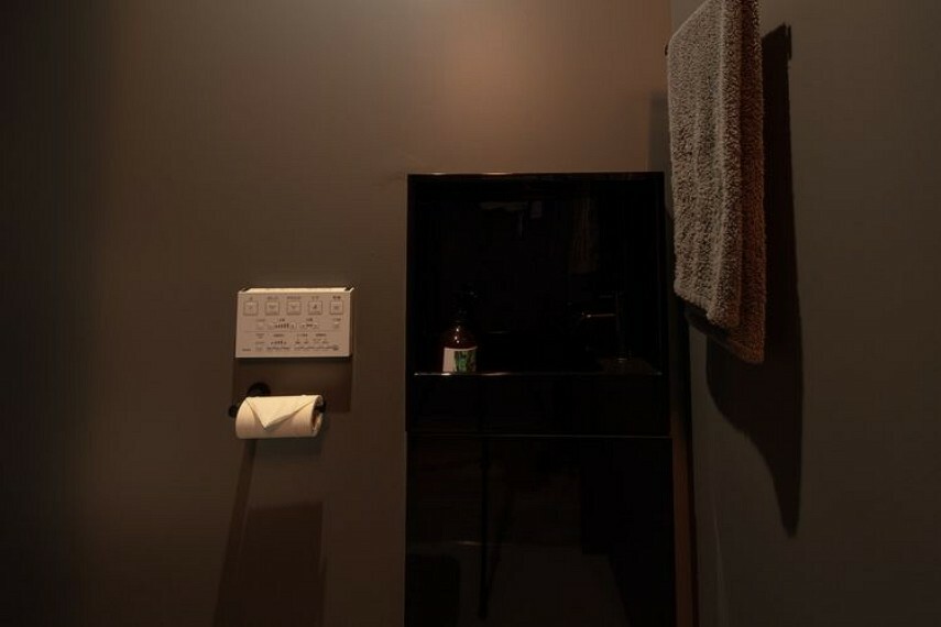 トイレ トイレ:タンクレスですっきりと見え、生活感を感じさせない配慮された照度に保たれた空間です。