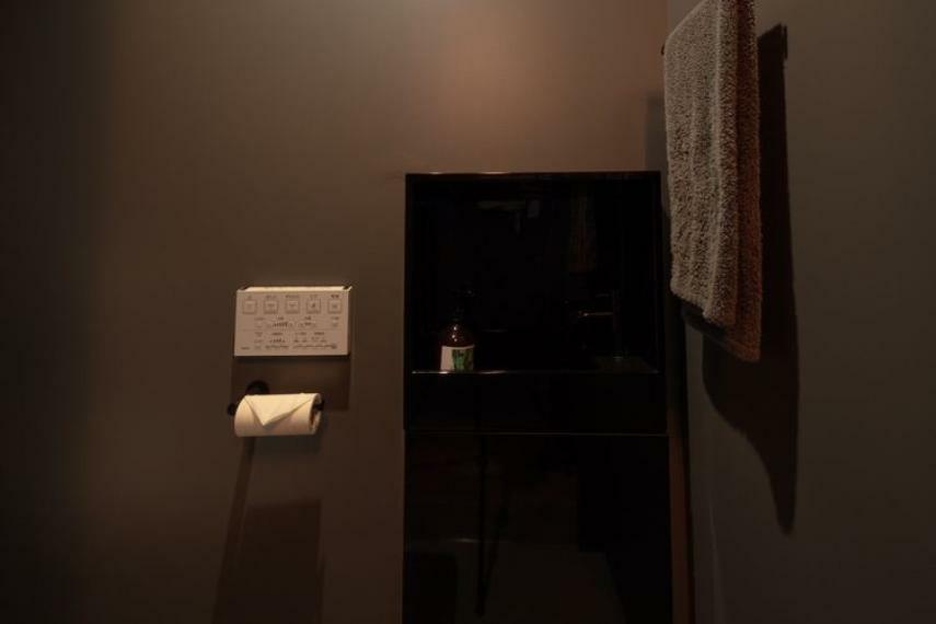 トイレ:タンクレスですっきりと見え、生活感を感じさせない配慮された照度に保たれた空間です。