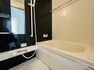浴室 ホワイトカラー基調のバスルーム。ゆったりサイズのバスタブで快適なバスタイムを。