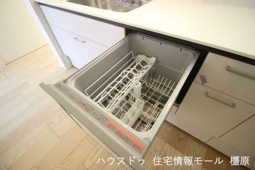 キッチン 家事の負担を軽減する食器洗浄乾燥機。高温のお湯と水圧で洗浄し、手洗いよりも清潔です