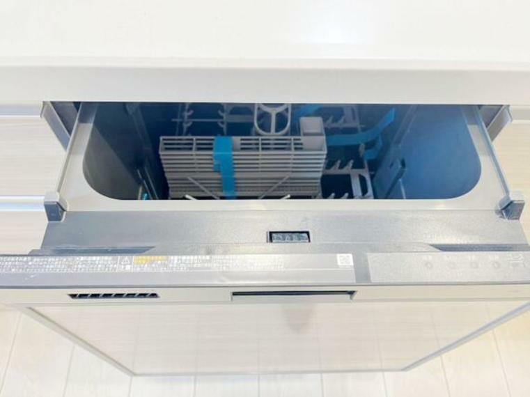 発電・温水設備 「ビルトインタイプ食器洗乾燥機」通常の手洗いでは使用出来ないほど高温のお湯や高圧水流を使うことにより汚れを効果的に落とすことができる。殺菌効果が非常に高く哺乳瓶などを使う家庭で需要が高く大変便利。