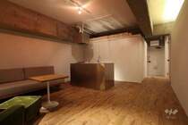 LDK（施工当時写真）コンクリートの質感と無垢フローリングの温かみが落ち着きのある室内です。