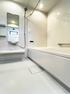 浴室 デザイン性の高いオシャレで清潔感のある洗面化粧台ですね。