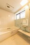 浴室 「広々バスルーム」 白を基調とした清潔感のあるバスルームは是非足を延ばしてくつろいで欲しい空間。 一日の疲れを癒し良質な睡眠にもつながります。