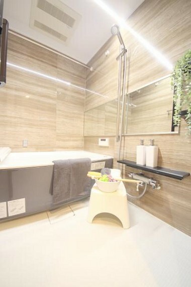浴室 ■1317サイズの浴室、雨の日も洗濯物の心配のない浴室換気乾燥機付き