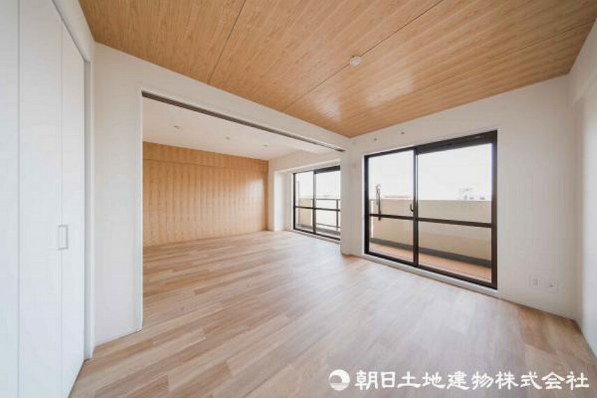 洋室 床と天井には天然木材を使用し、自然の温かみが心地よい空間に演出されています