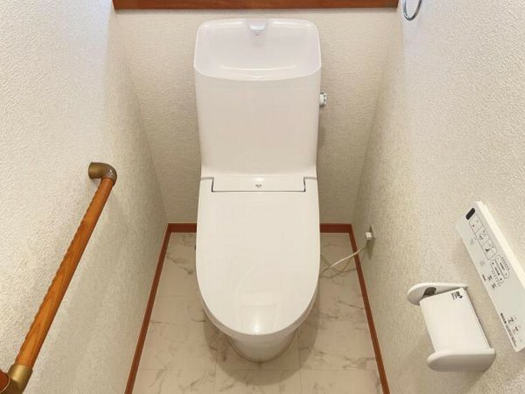 トイレ （トイレ）温水洗浄便座付きのトイレで、毎日快適にお使いいただけます。窓がありますので、空気の入れ替えもスムーズです。