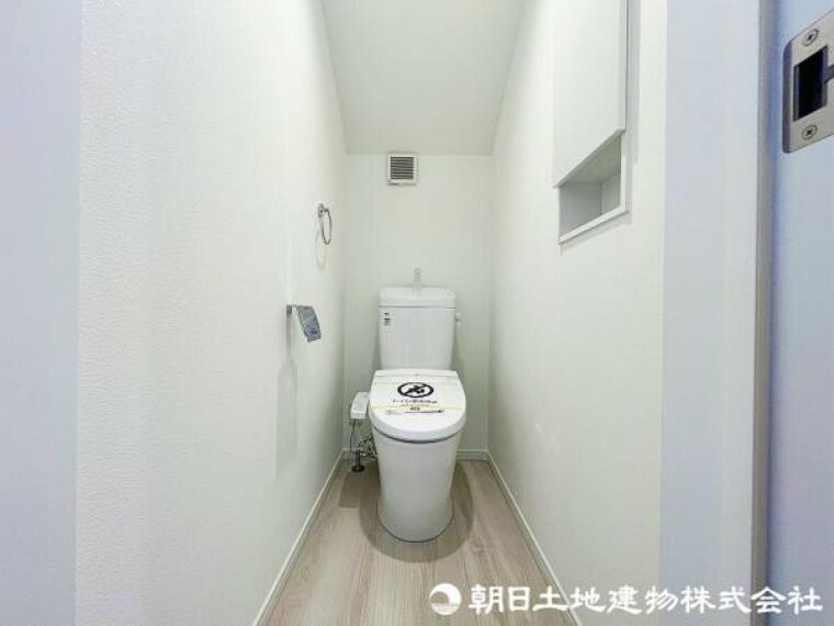 トイレ 心地良い使用感のウォシュレット付きトイレ！ホワイトのクロスで清潔感があります！