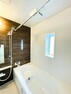 浴室 【一坪タイプの広々浴室】一坪タイプの浴室は、足を延ばし、仰向けにくつろいで入浴出来ます。換気乾燥暖房機付きです