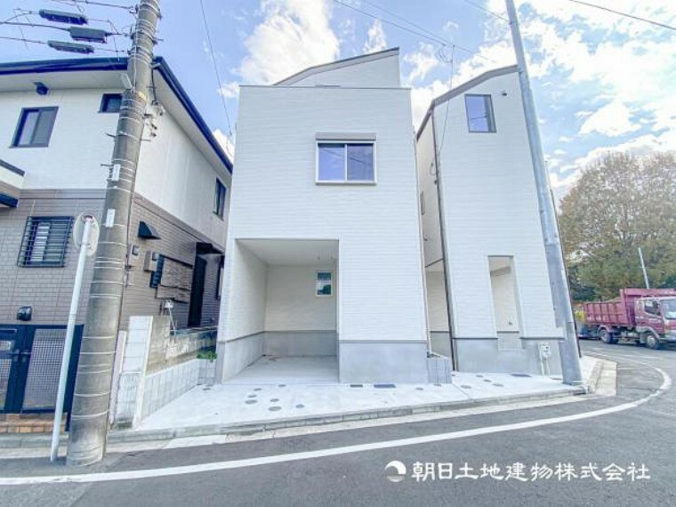 現況外観写真 【外観】低層の一戸建を中心とした街並が続き周辺は陽当り良好！採光や開放性に恵まれた住環境となります！