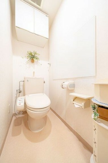トイレ シンプルに清潔感のあるホワイトで統一。清潔感溢れる空間です。