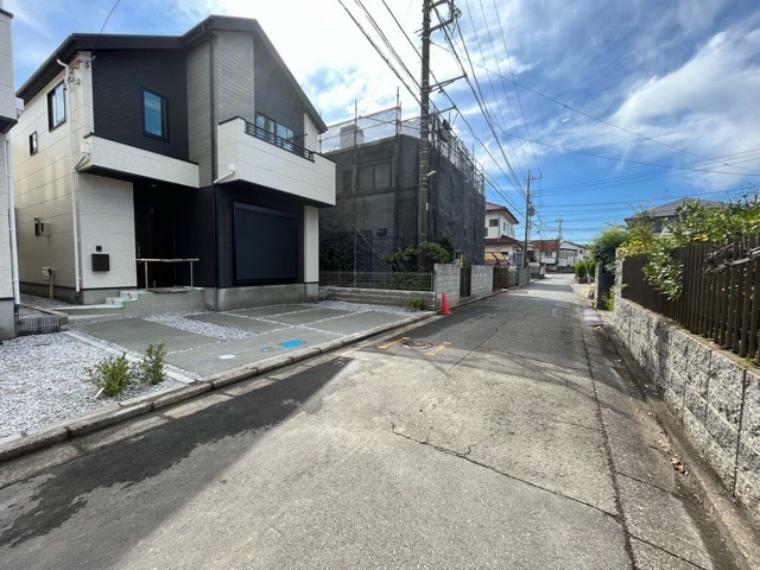 現況写真 住宅用の土地では前面道路に2m以上接していなければならないと法律で定められています。しかし、お持ちの車のサイズやライフスタイルなどにより、2mでは利便が悪い場合もございますので、事前に確認しましょう。