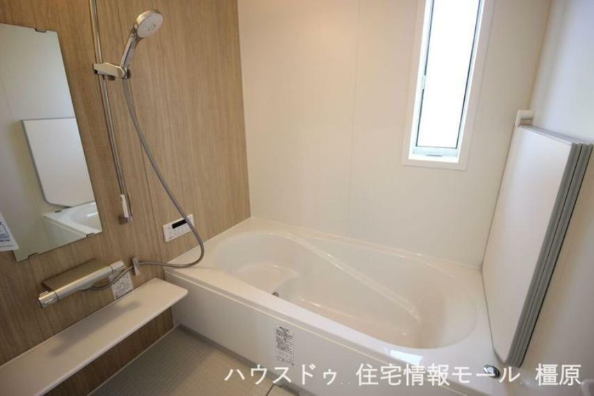 浴室 足を伸ばしておくつろぎ頂ける1坪サイズ。浴室乾燥機・追い焚き機能を完備しております