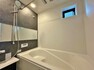浴室 「2号棟　システムバス」LIXILAX:グレードアップ仕様。くるりんポイ排水口、汚れにくいきれいドア、まる洗いできるカウンター、エコアクアシャワー