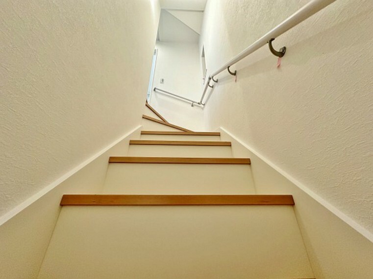 階段に手摺り付きで安心です。