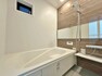 浴室 「1号棟　システムバス」LIXILAX:グレードアップ仕様。くるりんポイ排水口、汚れにくいきれいドア、まる洗いできるカウンター、エコアクアシャワー
