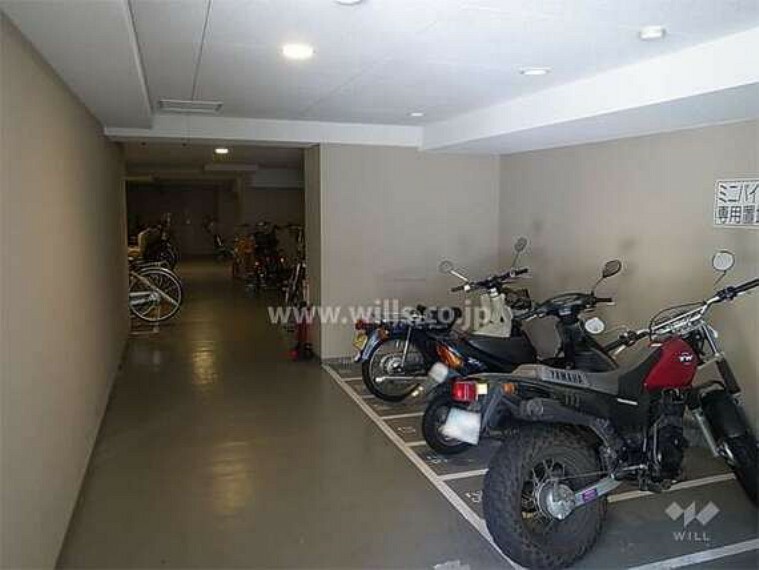 駐輪場 屋内にあるバイク置き場と駐輪場