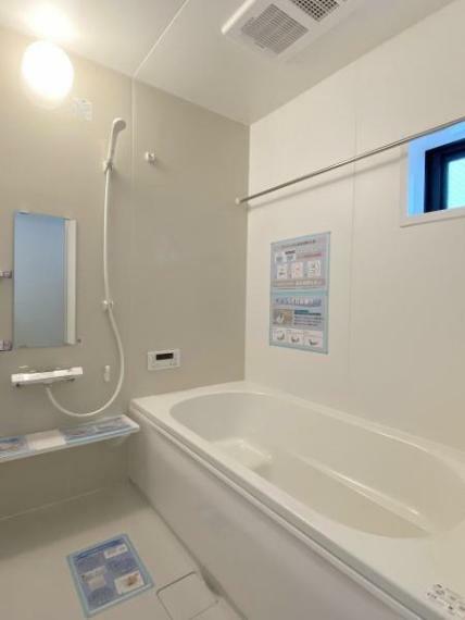 浴室 浴室暖房換気乾燥機付きなので冬場も温かく、体温の急激な変化を防ぎます。また、雨の日が続いてもお洗濯物が乾かせます。