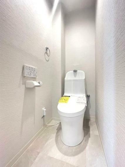 トイレ 白を基調としたトイレは清潔感を感じさせ くつろぎの空間へ導きます