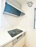 ダイニングキッチン ガスコンロは全バーナーに温度センサーが搭載されたSiセンサーガスコンロです。調理油過熱防止装置や消し忘れ消火機能等で、楽しく安全に料理できます。