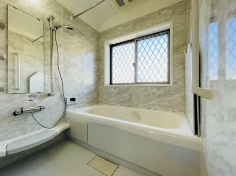 浴室 手すりで立ち上がりをサポート！窓のある癒しの空間です！