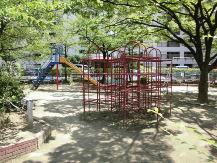 現況写真 敷地内に公園がありますので、小さなお子様も安心して遊べますよ。