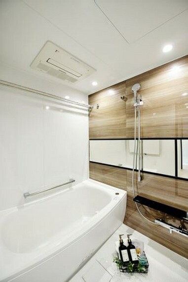 浴室 浴室はお手入れしやすい素材を使用し、清潔な空間で毎日の疲れをゆったり癒して頂けます。浴室暖房乾燥機も完備で、一年を通して乾燥や暖房など快適にご使用いただけます。