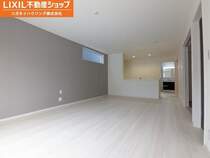 白いフローリングはお部屋をさらに明るくしてくれます！どんなデザインの家具にも合わせやすく、おしゃれな仕上がりとなっております