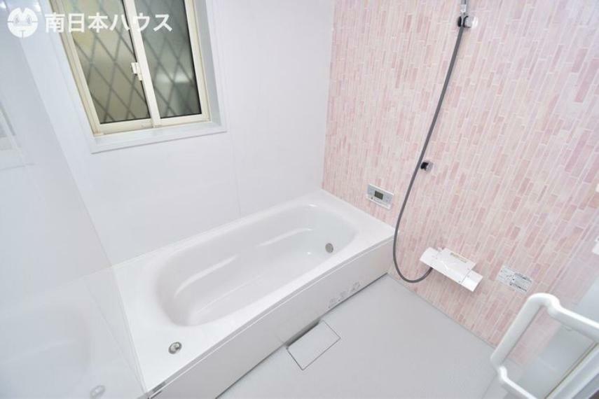 浴室 【浴室】窓付きの浴室には浴室暖房乾燥機付き！