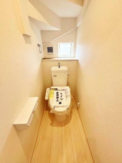 トイレ シンプルな内装のスッキリとしたトイレです。お手入れやお掃除が簡単にできるシンプルなデザインのトイレです。