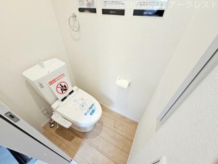 トイレ シンプルな内装のスッキリとしたトイレです。お手入れやお掃除が、簡単にできるシンプルなデザインのトイレです。