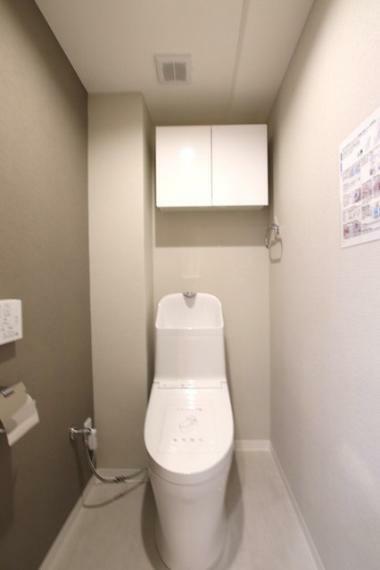 トイレ 上部に収納棚があり、トイレットペーパーや掃除用具をスッキリ収納できます！