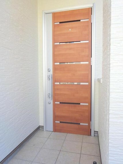 玄関 ■玄関ドアは木目調のお洒落なデザイン！