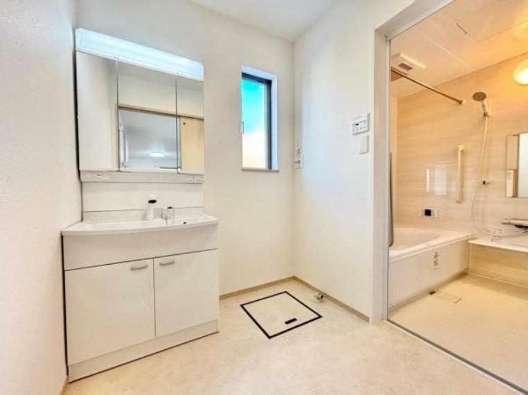 ランドリースペース 洗面室・浴室はキッチンと行き来がしやすい位置にあり家事動線も良好！
