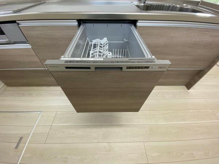 発電・温水設備 手間・時間をかけず、効率よく食器類を洗浄 家事の時間を大幅に短縮出来ます。 かつ節水効果にも優れた食洗機を標準装備。スライド式なので場所も取りません。