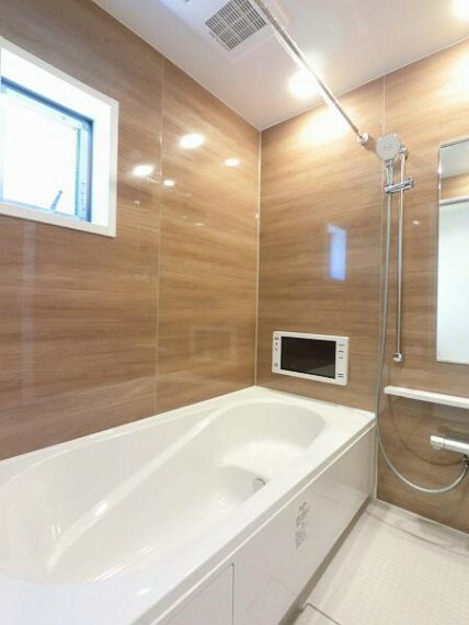 浴室 明るく清潔感のあるユニットバスでお仕事の疲れを癒せます。