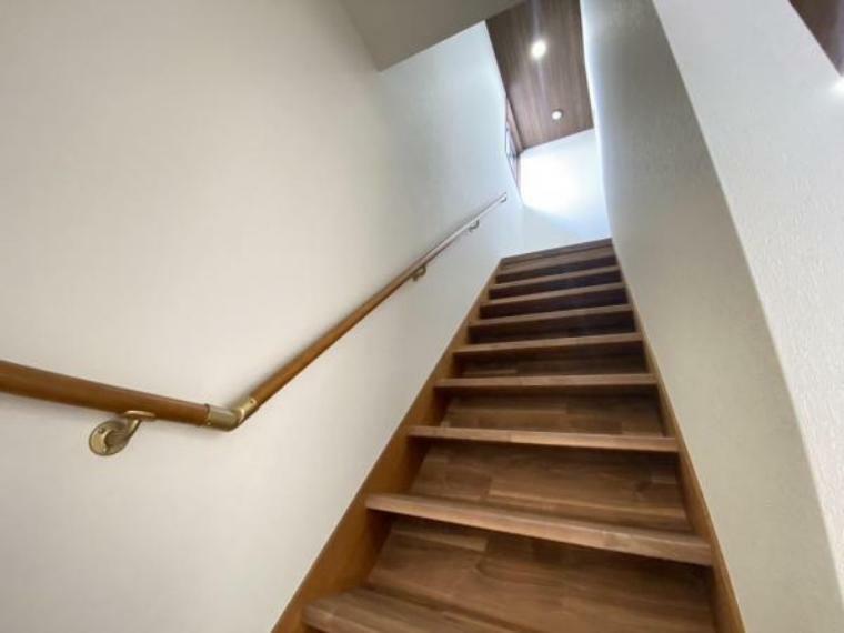 【リフォーム済】階段写真です。クッションフロアで仕上げ新しく手すりを新設しました。