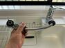 【リフォーム済】新品交換済のキッチンの水栓金具はノズルが伸びてシンクのお手入れもラクラクです。浄水も使用可能なため、キレイなお水で安心ですね。