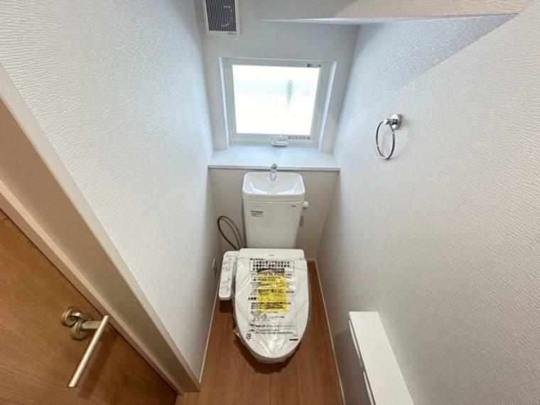 トイレ 温水洗浄機付トイレです。節水機能もあるので、安心して使えますね。もちろん、1階2階の2ヶ所にトイレがあるので、忙しい朝にもゆとりができますね。
