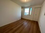 和室 床材や建具は家具にも合わせやすい落ち着いた色合いになっております。