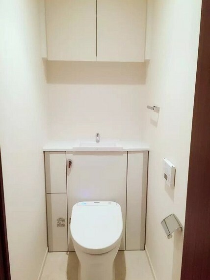 トイレ トイレには機能的で便利な収納棚を完備、快適な温水洗浄便座付です。